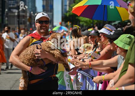 25 giugno 2023 Toronto, Canada: Migliaia di persone si sono riunite nel centro di Toronto per celebrare il Gay Pride il 2023 marzo, camminando per le strade principali della città a sostegno della comunità LGBTTTIQ. Il 25 giugno 2023 a Toronto, Canada. (Immagine di credito: © Arturo Hernandez/eyepix via ZUMA Press Wire) SOLO USO EDITORIALE! Non per USO commerciale! Foto Stock