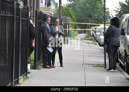 Gli agenti di polizia cercano indizi e segnano le prove che si trovano sulla scena del crimine. Tre persone, tra cui due agenti, sono state ricoverate in ospedale in una sparatoria coinvolta nella polizia avvenuta a Newark, New Jersey, Stati Uniti lunedì mattina, 26 giugno 2023, secondo le autorità. Secondo i funzionari, verso le 5 del mattino, la polizia ha sparato colpi al terzo piano degli Ebon Square Apartments situati su Clinton Avenue. Il sospetto ha sparato per primo e un agente ha sparato in risposta, ha detto la polizia. Il sospetto è stato portato in un ospedale della zona per essere curato per una ferita da arma da fuoco apparente, ha detto la polizia. Due agenti Foto Stock