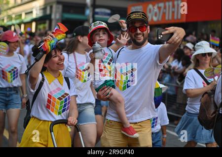 Toronto, Canada. 25 giugno 2023. 25 giugno 2023 Toronto, Canada: Migliaia di persone si sono riunite nel centro di Toronto per celebrare il Gay Pride il 2023 marzo, camminando per le strade principali della città a sostegno della comunità LGBTTTIQ. Il 25 giugno 2023 a Toronto, Canada. (Foto di Arturo Hernández/Eyepix Group) crediti: Eyepix Group/Alamy Live News Foto Stock