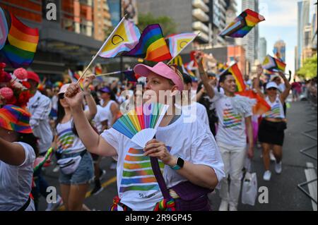 Toronto, Canada. 25 giugno 2023. 25 giugno 2023 Toronto, Canada: Migliaia di persone si sono riunite nel centro di Toronto per celebrare il Gay Pride il 2023 marzo, camminando per le strade principali della città a sostegno della comunità LGBTTTIQ. Il 25 giugno 2023 a Toronto, Canada. (Foto di Arturo Hernández/Eyepix Group) crediti: Eyepix Group/Alamy Live News Foto Stock