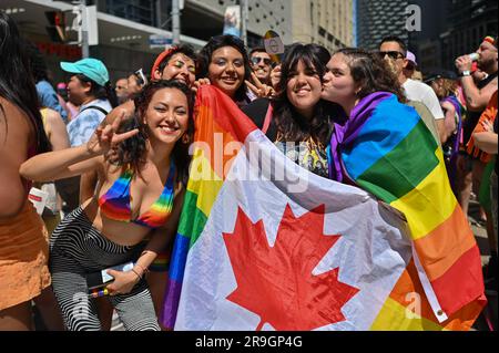 Toronto, Canada. 25 giugno 2023. 25 giugno 2023 Toronto, Canada: Migliaia di persone si sono riunite nel centro di Toronto per celebrare il Gay Pride il 2023 marzo, camminando per le strade principali della città a sostegno della comunità LGBTTTIQ. Il 25 giugno 2023 a Toronto, Canada. (Foto di Arturo Hernández/Eyepix Group) crediti: Eyepix Group/Alamy Live News Foto Stock