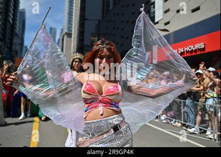 Toronto, Canada. 25 giugno 2023. 25 giugno 2023 Toronto, Canada: Migliaia di persone si sono riunite nel centro di Toronto per celebrare il Gay Pride il 2023 marzo, camminando per le strade principali della città a sostegno della comunità LGBTTTIQ. Il 25 giugno 2023 a Toronto, Canada. (Foto di Arturo Hernández/Eyepix Group) crediti: Eyepix Group/Alamy Live News Foto Stock