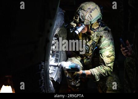 YIGO, Guam. (22 giugno 2023) – Explosive Ordnance Disposal Technicians and Seabees from Explosive Ordnance Disposal Mobile Unit (EODMU) Five, assegnato al Comandante, Task Force (CTF) 75, conduce una formazione di competenza per la guida fuoristrada in un veicolo multiruote ad alta mobilità (HMMWV). Durante l'addestramento, i marinai EODMU-5 si trovarono ad affrontare una serie di problemi come l'evacuazione delle vittime, le comunicazioni, il traino e la riparazione degli pneumatici. Il CTF 75 esegue il comando e il controllo delle forze di combattimento di spedizione della Marina assegnate nell'area operativa della 7th Fleet. Pianificano ed eseguono la costruzione navale, Expe Foto Stock