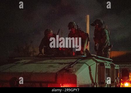 YIGO, Guam. (22 giugno 2023) – Explosive Ordnance Disposal Technicians and Seabees from Explosive Ordnance Disposal Mobile Unit (EODMU) Five, assegnato al Comandante, Task Force (CTF) 75, conduce una formazione di competenza per la guida fuoristrada in un veicolo multiruote ad alta mobilità (HMMWV). Durante l'addestramento, i marinai EODMU-5 si trovarono ad affrontare una serie di problemi come l'evacuazione delle vittime, le comunicazioni, il traino e la riparazione degli pneumatici. Il CTF 75 esegue il comando e il controllo delle forze di combattimento di spedizione della Marina assegnate nell'area operativa della 7th Fleet. Pianificano ed eseguono la costruzione navale, Expe Foto Stock