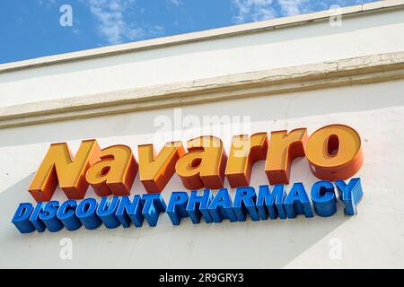 Miami Beach, Florida, esterno all'insegna della catena commerciale Navarro Discount Pharmacy Hispanic Foto Stock