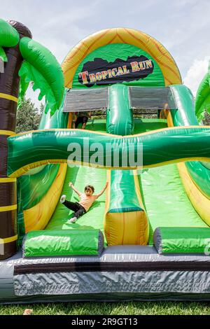 Miami Beach, Florida, Altos del Mar Park, evento del festival Turtle Fest, adatto alle famiglie, scivolo gonfiabile che scivola giù per il divertimento Foto Stock