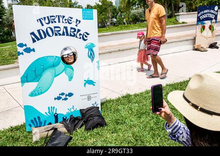 Miami Beach, Florida, Altos del Mar Park, evento del festival Turtle Fest, adatto alle famiglie, donna che posa un umorismo fotografico umoristico Foto Stock