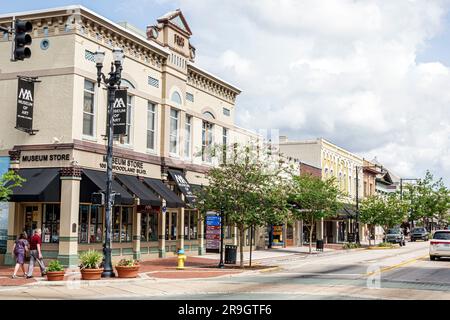 Deland Florida, la strada principale della cittadina, il quartiere dello shopping del centro storico, edifici restaurati Foto Stock
