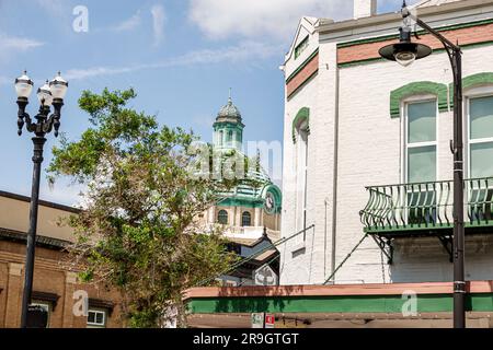 Deland Florida, la strada principale della cittadina, il quartiere dello shopping del centro storico, gli edifici restaurati, il Duomo del tribunale della contea di Volusia Foto Stock