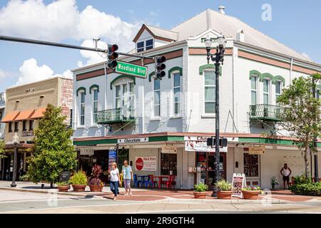 Deland Florida, la strada principale della cittadina, il quartiere storico dello shopping, gli edifici restaurati, i visitatori che visitano Woodland Boulevard Women Foto Stock