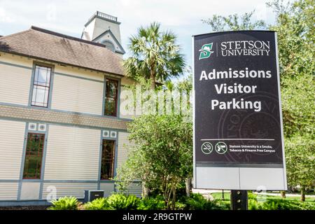 Deland Florida, campus della scuola della Stetson University, cartello per i visitatori, cartello per il parcheggio, fumo gratuito con armi da fuoco Foto Stock