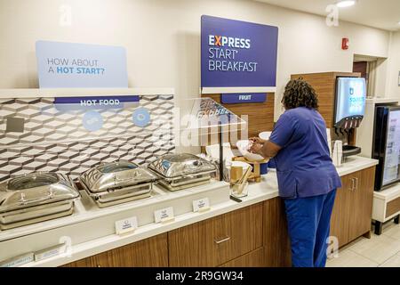 Macon Georgia, Holiday Inn Express & Suites Macon-West IHG hotel, colazione gratuita inclusa servizio self-service, frutta rifornita dai dipendenti, Black AFR Foto Stock