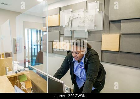 Macon Georgia, Holiday Inn Express & Suites Macon-West IHG hotel, addetto alla reception Black Woman, interni interni interni Foto Stock