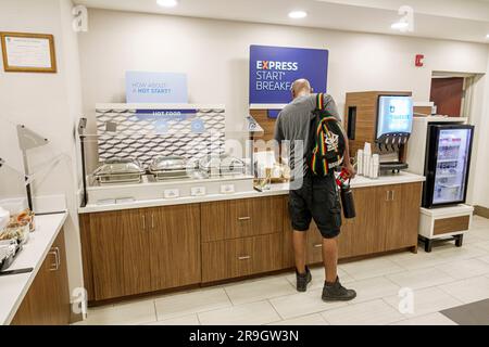 Macon Georgia, Holiday Inn Express & Suites Macon-West IHG hotel, colazione gratuita inclusa servizio self-service, Black man Guest, interni interni interni interni Foto Stock