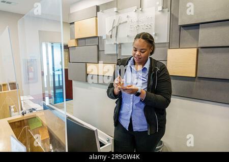Macon Georgia, Holiday Inn Express & Suites Macon-West IHG hotel, addetto alla reception donna nera, scrittoio, interni interni interni interni Foto Stock