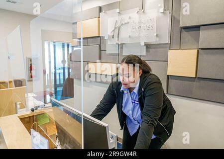 Macon Georgia, Holiday Inn Express & Suites Macon-West IHG hotel, addetto alla reception Black Woman, interni interni interni Foto Stock