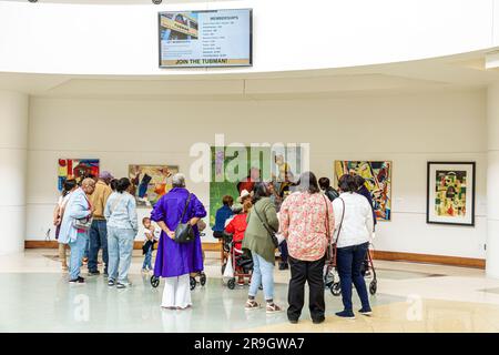Macon Georgia, Harriet Tubman Museum of African American Art History Culture, Black men Women Visitors Touring, interni interni Foto Stock