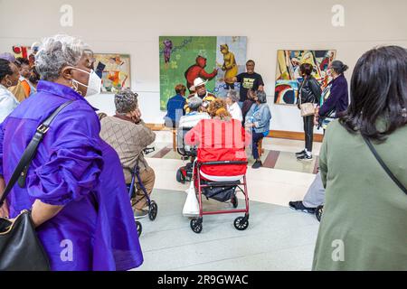 Macon Georgia, Harriet Tubman Museum of African American Art History Culture, Black men Women Visitors Touring, interni interni Foto Stock