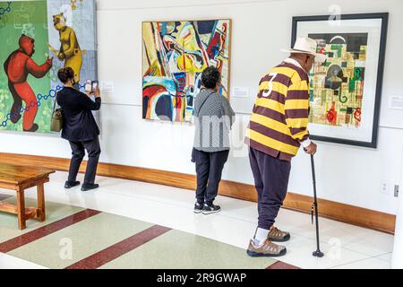 Macon Georgia, Harriet Tubman Museum of African American Art History Culture, Black man Women Visitors, interni interni Foto Stock