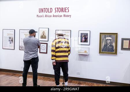 Macon, Georgia, Harriet Tubman Museum of African American Art History Culture, Black men Visitors Touring, interni interni Foto Stock