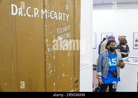 Macon, Georgia, Harriet Tubman Museum of African American Art History Culture, visite turistiche di donne, sala d'attesa colorata segregazione, razzismo nero interno Foto Stock