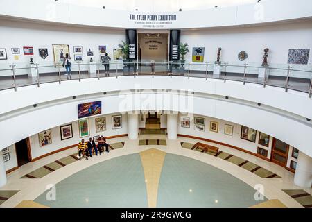 Macon Georgia, Harriet Tubman Museum of African American Art History Culture, Black Women men Visitors Touring, Tyler Perry Exhibit Foto Stock
