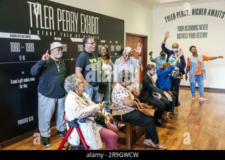 Macon Georgia, Harriet Tubman Museum of African American Art History Culture, Black Women men Visitors Touring, Tyler Perry Exhibit Foto Stock