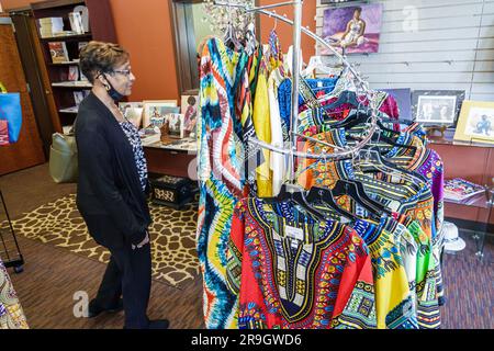 Macon Georgia, Harriet Tubman Museum of African American Art History Culture, Black Woman Visitor Touring, negozio di articoli da regalo Foto Stock