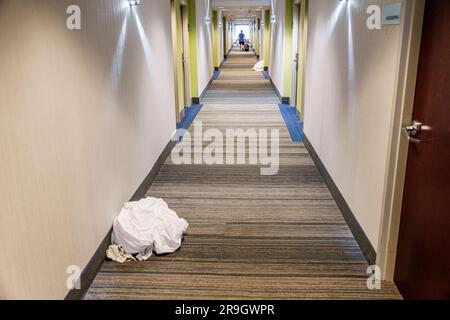 Macon Georgia, Holiday Inn Express & Suites Macon-West IHG hotel, corridoio della hall, pile di asciugamani sporchi, interni interni interni Foto Stock