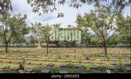 Il ben curato cimitero di guerra Kanchanaburi in Thailandia, associato al ponte sul fiume Kwai e alla famigerata ferrovia della morte della guerra mondiale Foto Stock