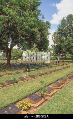 Il ben curato cimitero di guerra Kanchanaburi in Thailandia, associato al ponte sul fiume Kwai e alla famigerata ferrovia della morte della guerra mondiale Foto Stock