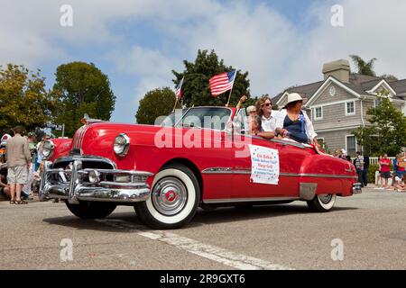 Una splendida auto d'epoca che guida in una parata del 4 luglio Foto Stock