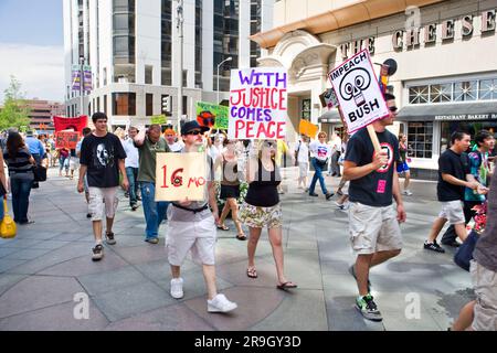 Manifestanti alla convention democratica di Denver CO Foto Stock