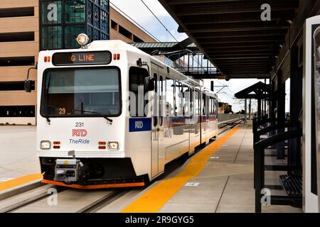 Treni della metropolitana leggera vicino a Denver, Colorado Foto Stock