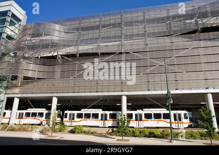 Il treno della metropolitana leggera passa per il Colorado Convention Center Denver, Colorado Foto Stock