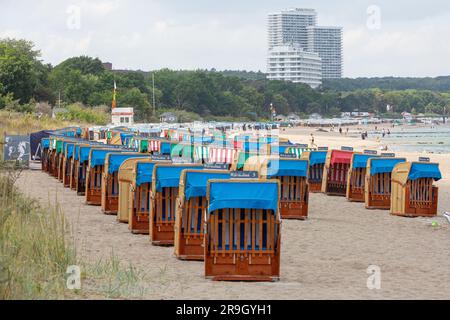 Timmendorfer Strand, Germania. 26 giugno 2023. In condizioni climatiche instabili, sulla spiaggia di Timmendorfer Strand si possono vedere prevalentemente sedie a sdraio vuote. (A dpa: 'Previsioni meteo per il dormente: Due settimane di 'estate della Germania del Nord'') crediti: Bodo Marks/Bodo Marks/dpa/Alamy Live News Foto Stock