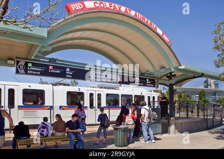 La metropolitana leggera arriva in una stazione ferroviaria di Denver, Colorado Foto Stock