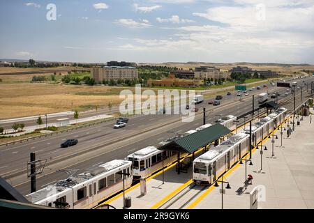 Treni della metropolitana leggera vicino a Denver, Colorado Foto Stock