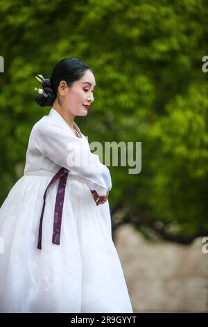 Ballerina tradizionale al Korean Festival al Getty Center di Los Angeles, CALIFORNIA Foto Stock