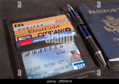 Portafoglio viaggio con carte di credito e passaporto H. Foto Stock