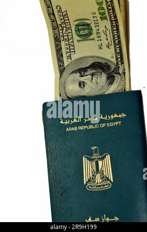 Passaporto egiziano con dollari americani di 100 banconote da 100 dollari statunitensi, passaporto della repubblica Araba d'Egitto con la repubblica popolare d'Egitto Foto Stock