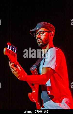 Il bassista Ben Kenney della rock band americana Incubus si esibisce dal vivo in concerto, Vector Arena, Auckland, nuova Zelanda, Foto Stock