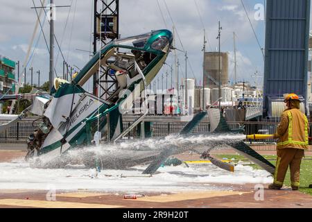 Fireman spruzza schiuma sulla scena di un incidente in elicottero, Viaduct Harbour, Auckland, nuova Zelanda Foto Stock