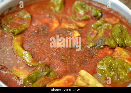 Moussaka, una ricetta a base di melanzane o di patate, peperoni e peperoni che spesso include carne macinata, molto comune nei Balcani e. Foto Stock