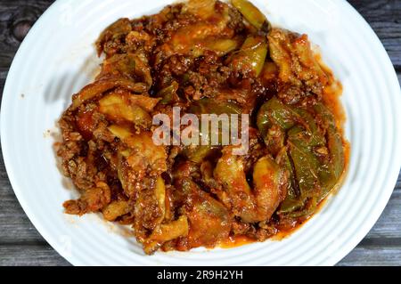 Moussaka, una ricetta a base di melanzane o di patate, peperoni e peperoni che spesso include carne macinata, molto comune nei Balcani e. Foto Stock