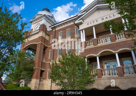 Edificio del municipio con torre dell'orologio nel centro storico di Duluth, Georgia. (USA) Foto Stock