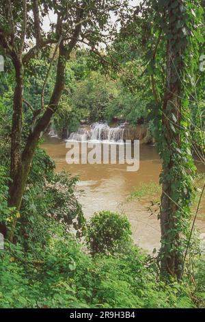 Vista di una cascata sul fiume Kwai (più correttamente Khwae noi o Khwae si Yok), vicino a Kanchanaburi in Thailandia. Foto Stock