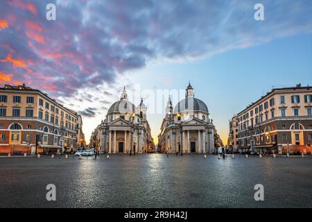 Chiese gemelle di Piazza del Popolo a Roma, Italia al crepuscolo. Foto Stock