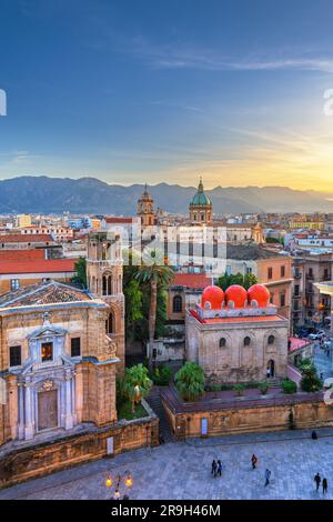 Palermo, Italia vista panoramica con la Chiesa di San Cataldo al crepuscolo. Foto Stock