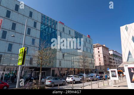 Ginevra, Svizzera - 25 marzo 2022: Esterno della RTS, edificio della Swiss radio Television a Ginevra, Svizzera. Foto Stock